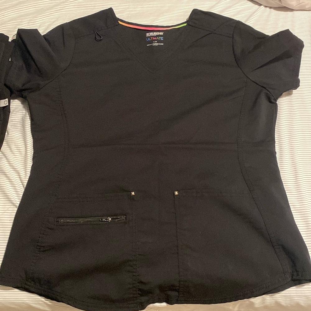 Scrub star medium black top